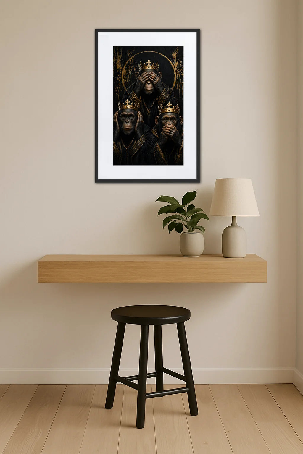 Tableau 3 singes royal style luxe avec couronnes dorées au-dessus d’une étagère murale minimaliste