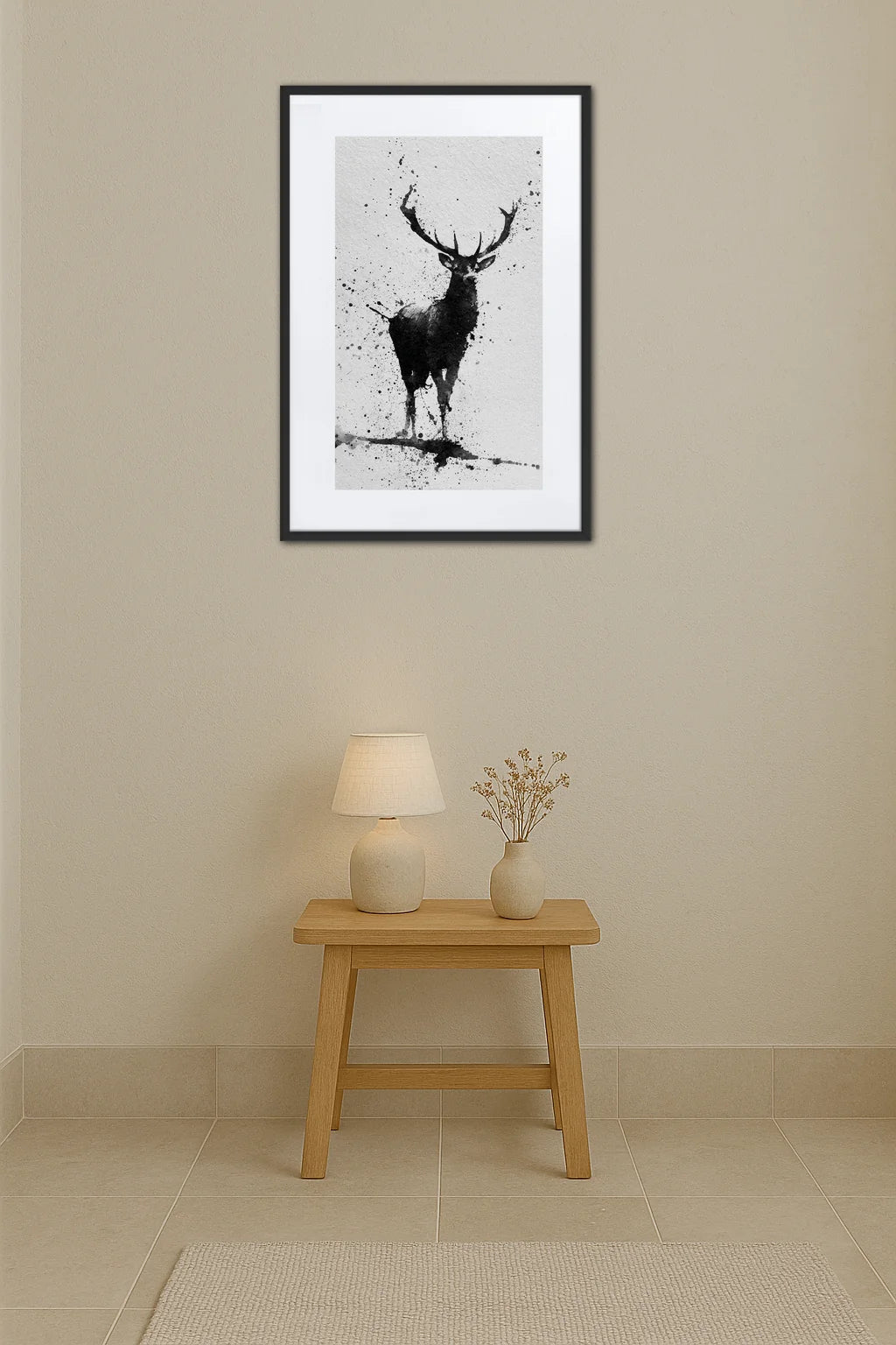 tableau cerf noir et blanc encre de chine au dessus dune petite table en bois
