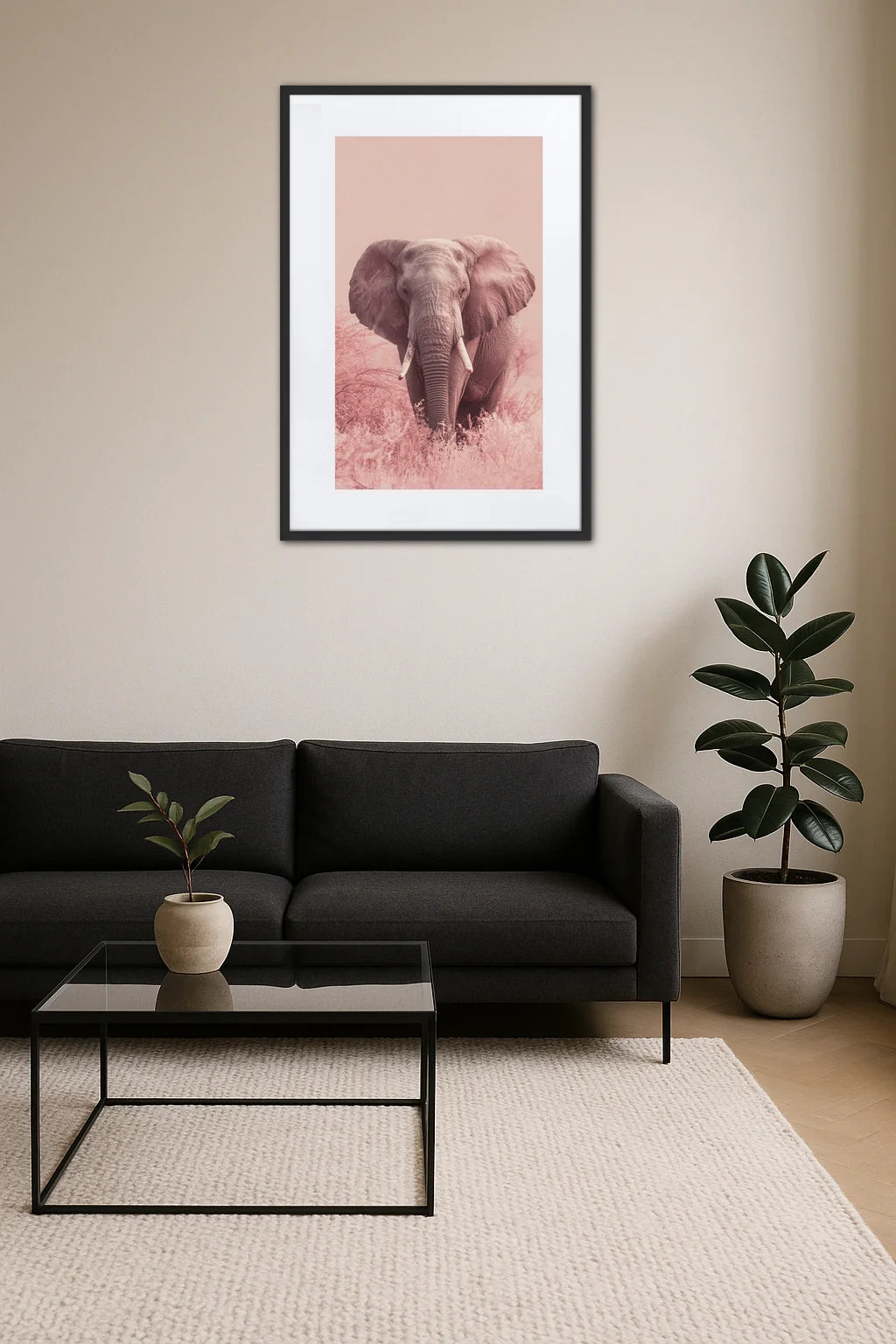 Tableau éléphant rose moderne accroché au mur dans un salon avec canapé noir