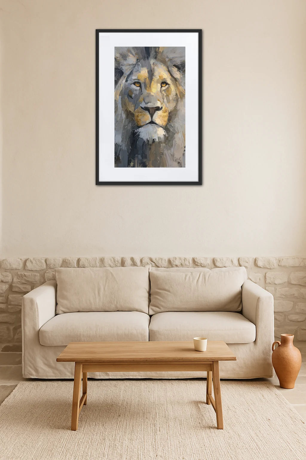 Tableau lion abstrait expressionniste au-dessus d’un canapé avec table basse, tasse et vase décoratif