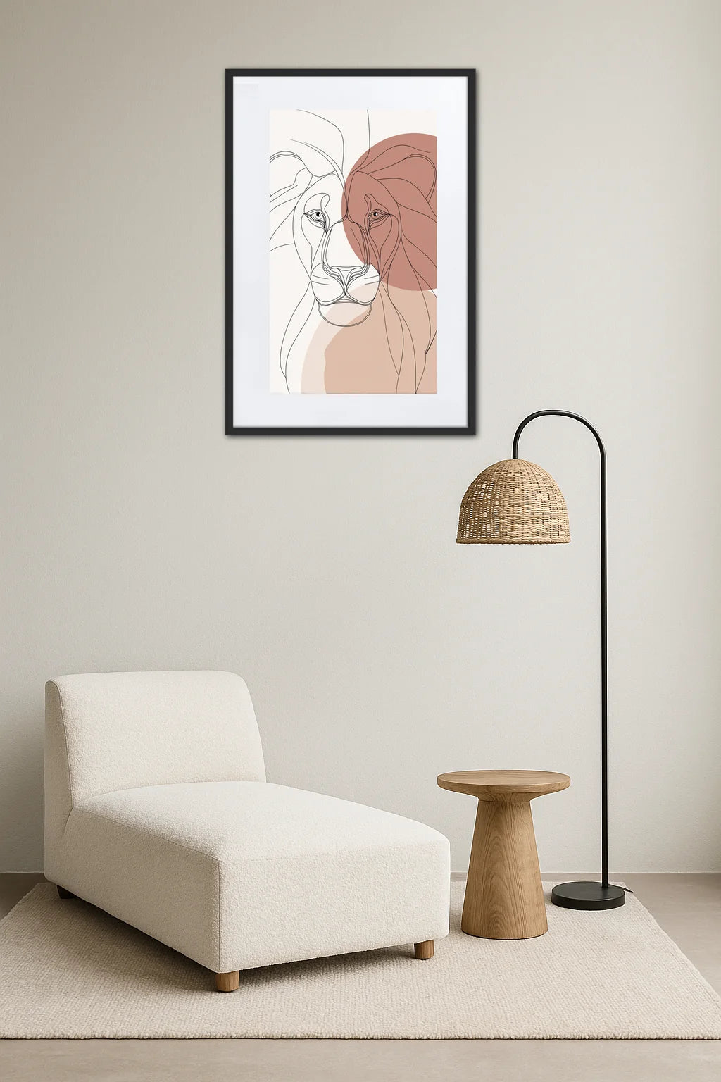 Tableau lion abstrait en traits fins au-dessus d’un fauteuil avec lampe sur pied et petite table en bois
