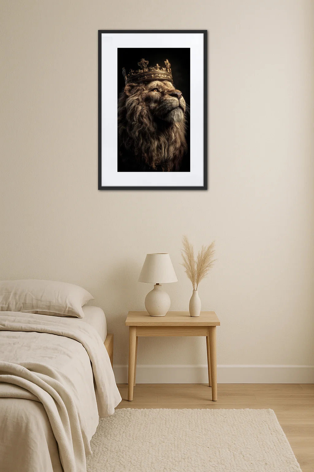 Tableau lion avec couronne dans une chambre minimaliste avec décoration épurée