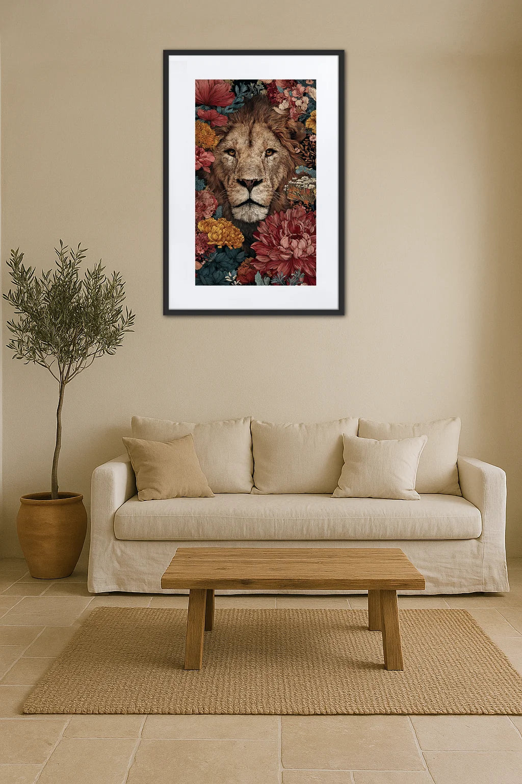 Tableau lion avec fleurs au-dessus d’un canapé dans un salon naturel avec table en bois