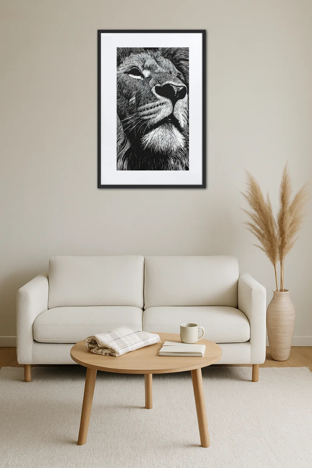 Tableau lion noir et blanc style linogravure au-dessus d’un canapé dans un salon