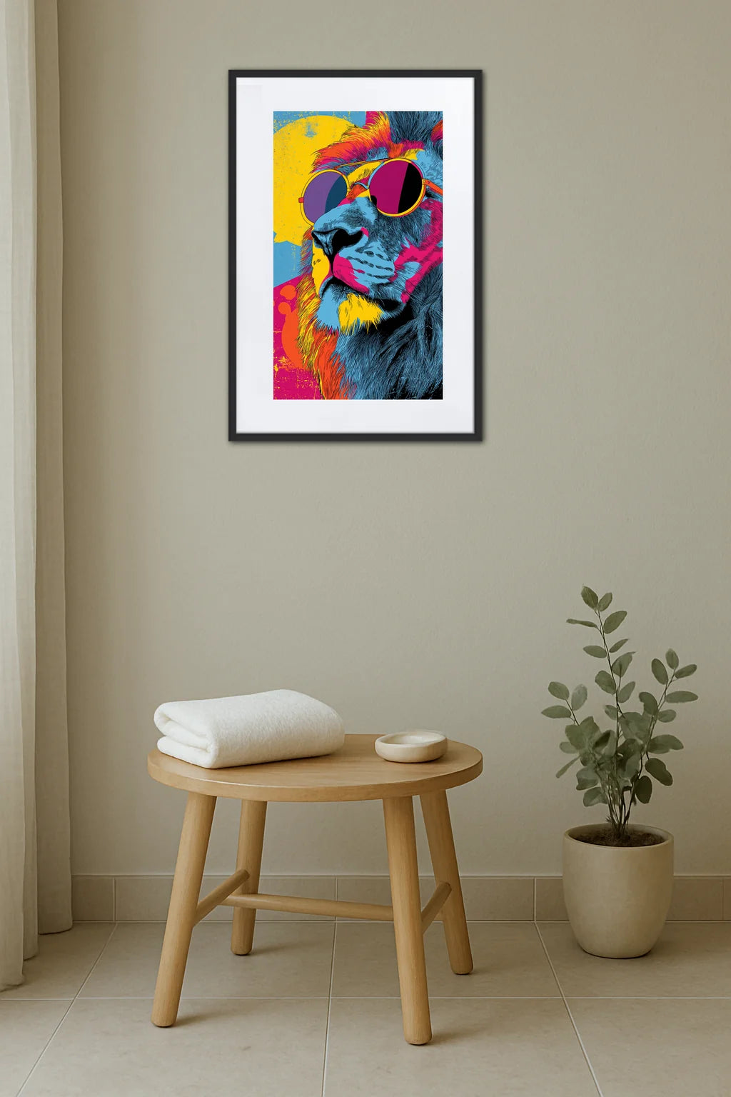Tableau lion pop art avec lunettes au-dessus d’une table ronde en bois avec serviette et plante en pot