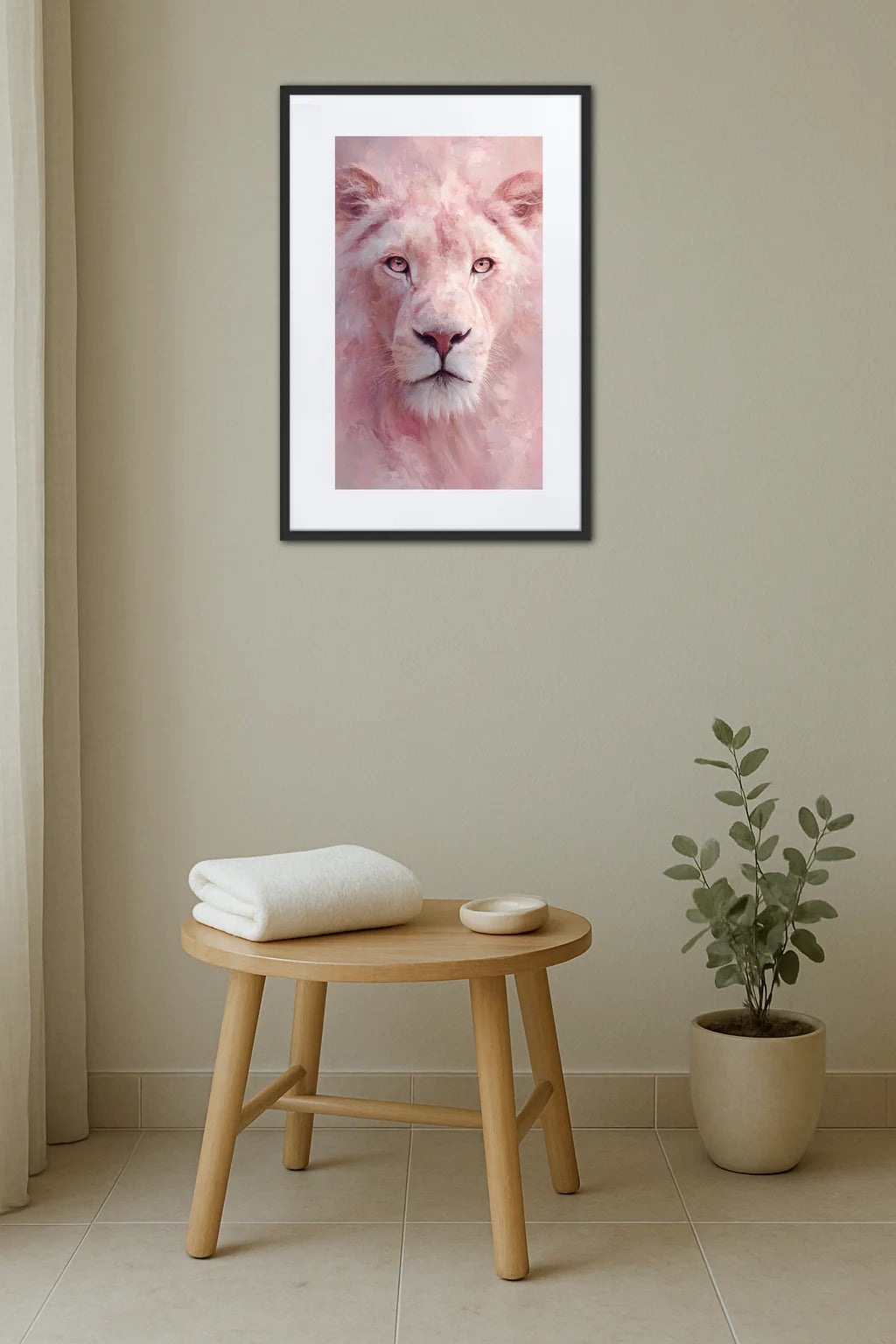 Tableau lion rose dans une décoration minimaliste avec mobilier en bois et ambiance douce