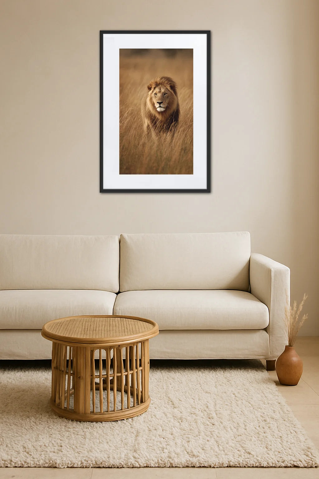 Tableau lion savane dans un salon beige avec canapé et table basse ronde en bois