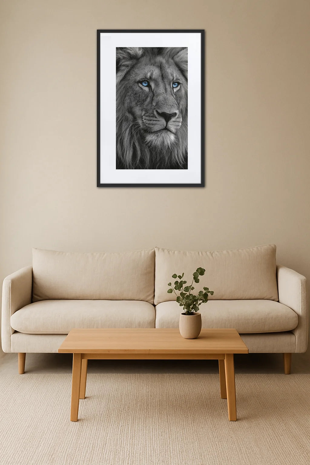 Tableau lion yeux bleu au-dessus d’un canapé beige dans un salon lumineux et minimaliste