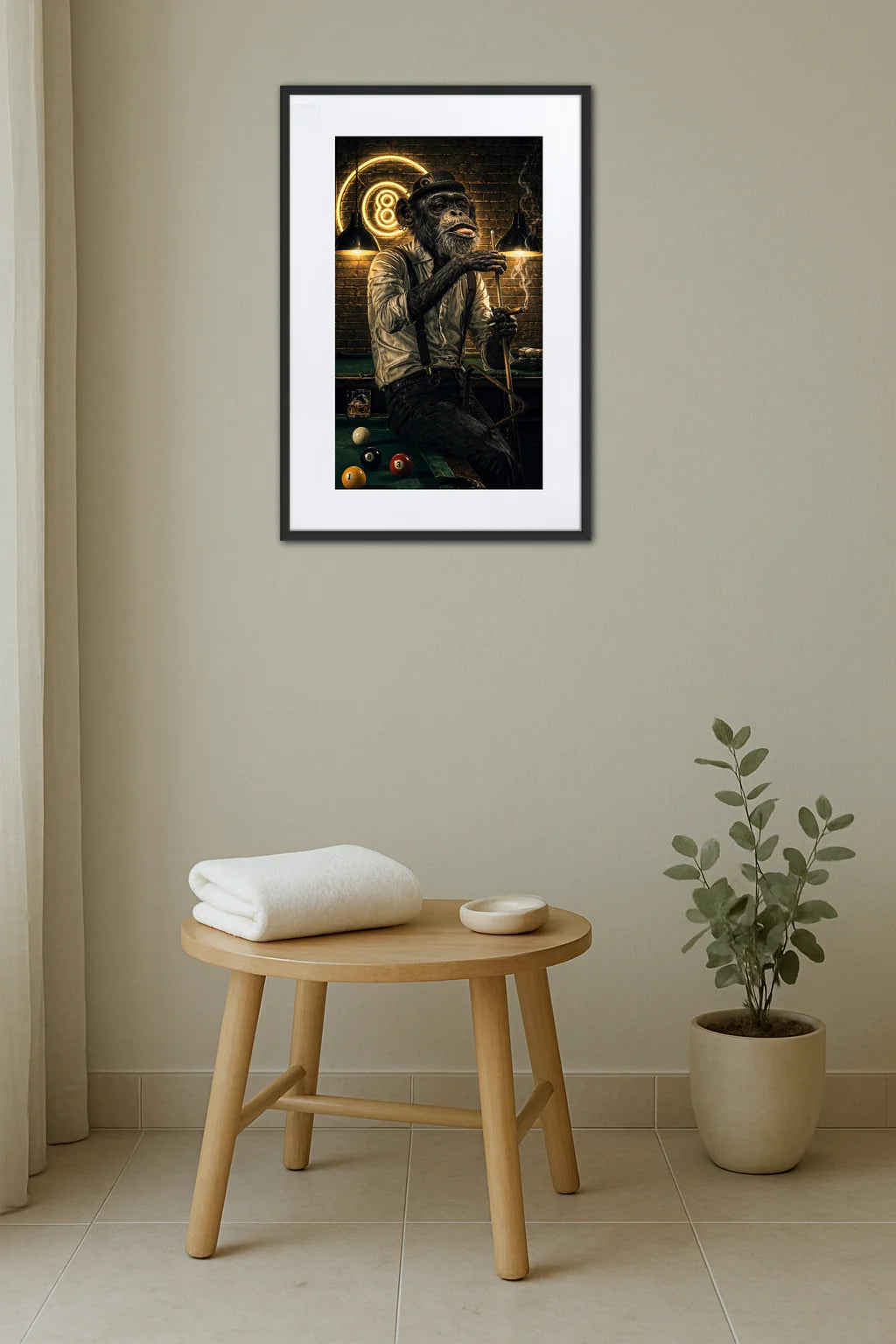 tableau singe jouant au billard avec néon vintage accroché dans une décoration minimaliste avec table en bois et plante
