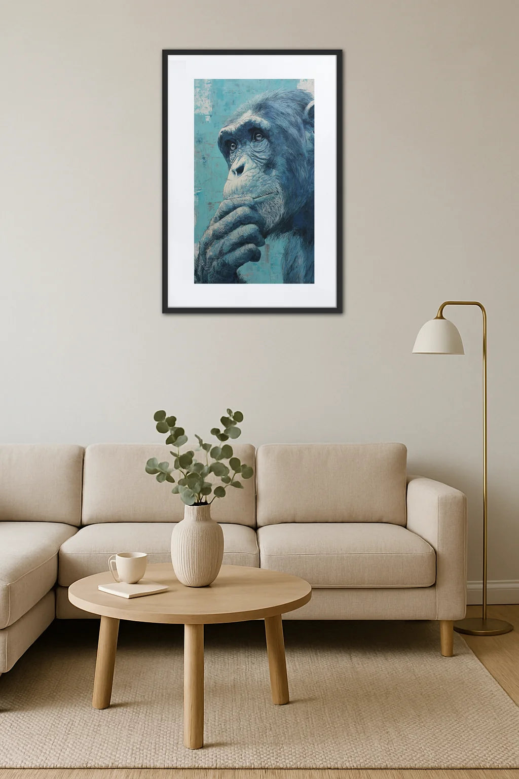 tableau singe bleu en réflexion au dessus d’un canapé d’angle avec table basse ronde et lampe