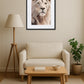 Affiche lion beige dans une décoration scandinave avec fauteuil en bois, lampe et plante