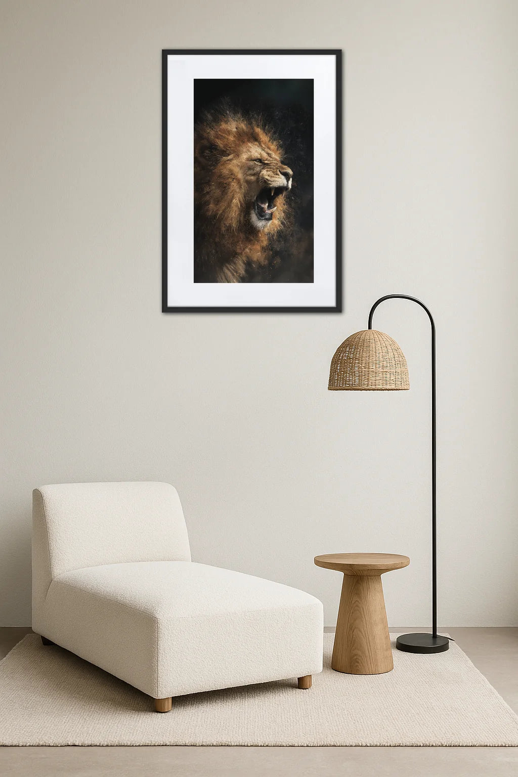 Cadre lion rugissant dans une décoration minimaliste avec fauteuil long et lampe design