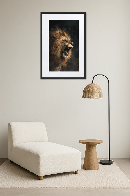 Cadre lion rugissant dans une décoration minimaliste avec fauteuil long et lampe design