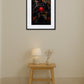 Tableau 3 singes hip hop au-dessus d’une table en bois avec lampe et vase dans un intérieur minimaliste