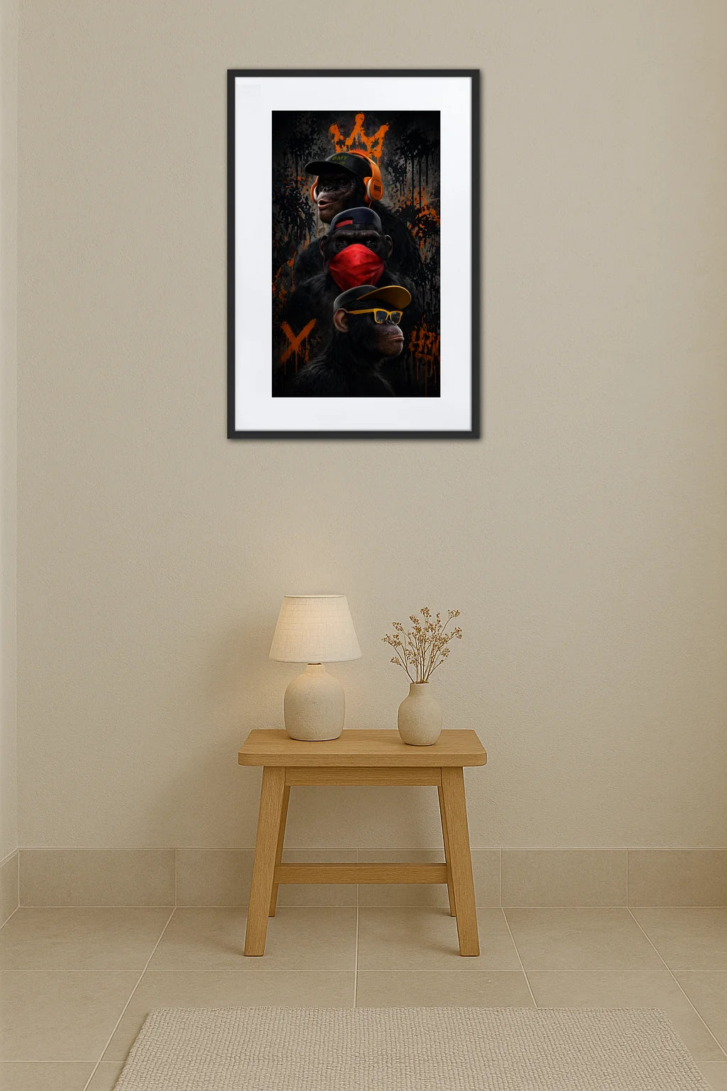 Tableau 3 singes hip hop au-dessus d’une table en bois avec lampe et vase dans un intérieur minimaliste
