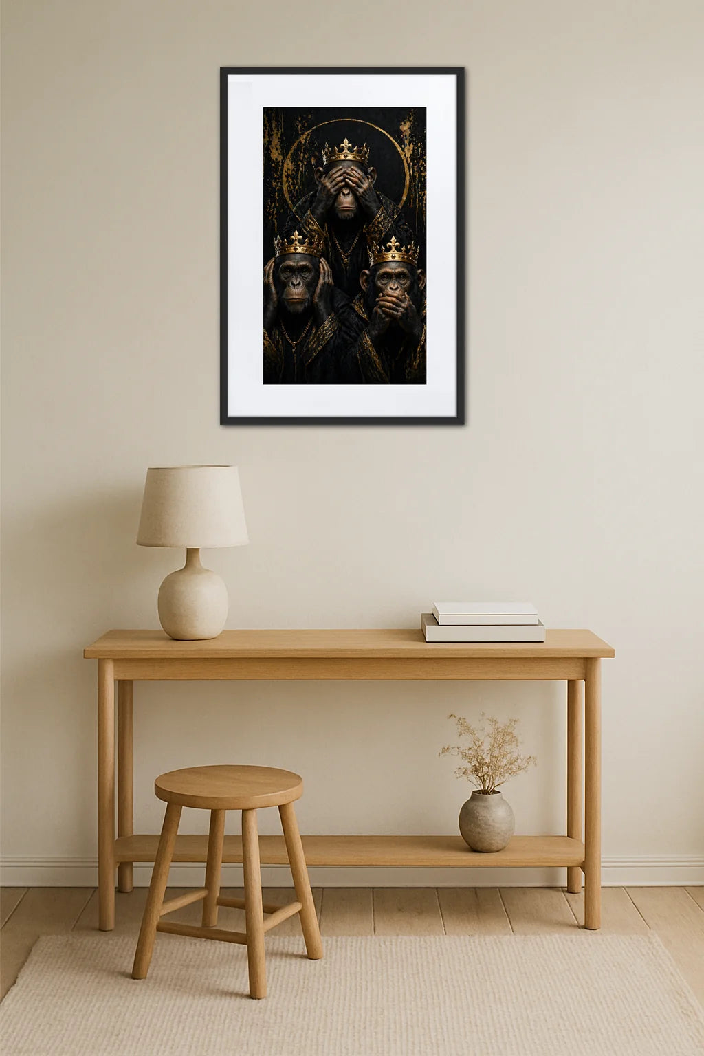 Tableau 3 singes royal avec couronnes dorées au-dessus d’une console en bois avec tabouret