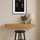 Tableau 3 singes royal style luxe avec couronnes dorées au-dessus d’une étagère murale minimaliste