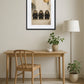 Tableau 3 singes de la sérénité style minimaliste au-dessus d’un bureau en bois avec chaise et décoration épurée