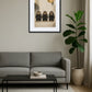 Tableau 3 singes de la sérénité design minimaliste au-dessus d’un canapé avec table basse dans un salon moderne