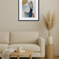 Tableau acrylique éléphant abstrait au-dessus d’un canapé beige avec table basse ronde en bois et vase décoratif dans un salon épuré