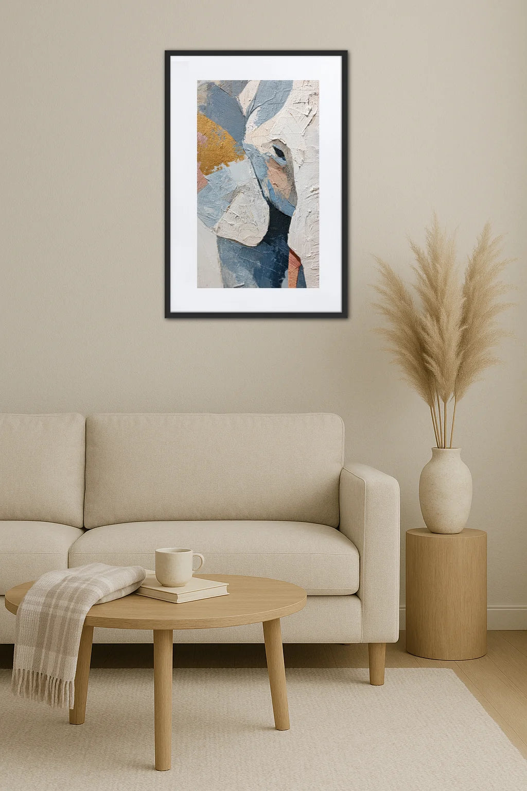 Tableau acrylique éléphant abstrait au-dessus d’un canapé beige avec table basse ronde en bois et vase décoratif dans un salon épuré