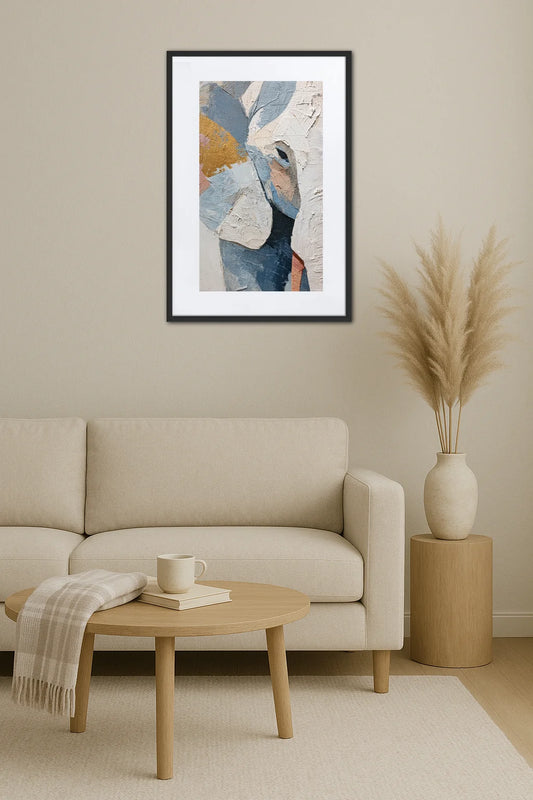 Tableau acrylique éléphant abstrait au-dessus d’un canapé beige avec table basse ronde en bois et vase décoratif dans un salon épuré