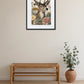 Tableau cerf avec fleurs au-dessus d’un banc en bois
