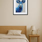 Tableau cerf bleu au-dessus d’un lit en bois