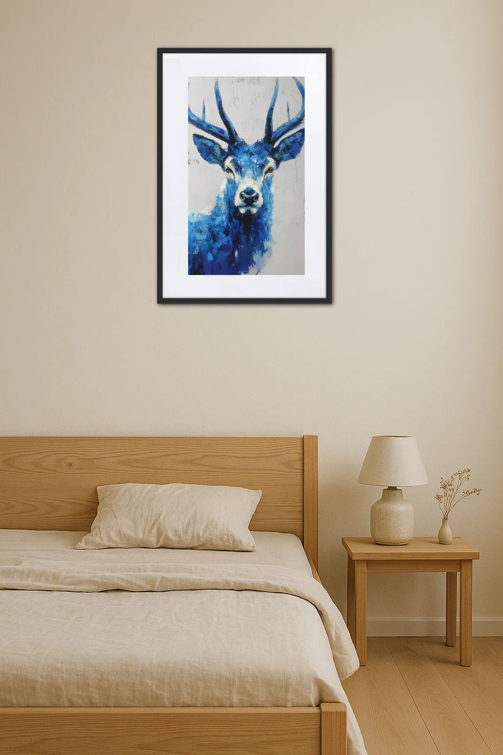 Tableau cerf bleu au-dessus d’un lit en bois