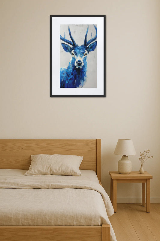 Tableau cerf bleu au-dessus d’un lit en bois