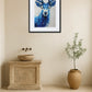 Tableau cerf bleu dans une salle de bain beige