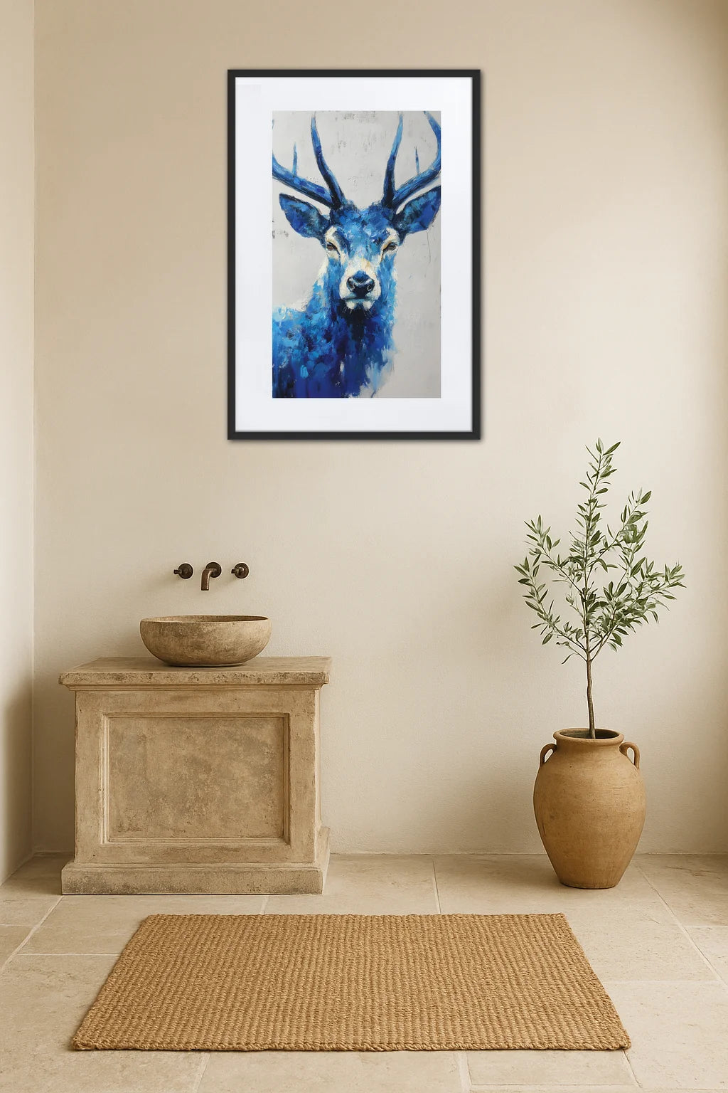 Tableau cerf bleu dans une salle de bain beige