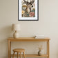 Tableau cerf avec fleurs dans une décoration beige minimaliste