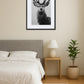 tableau cerf noir et blanc style dessin au crayon accroché dans une chambre minimaliste