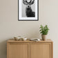 tableau cerf noir et blanc dessiné au crayon dans une décoration scandinave avec meuble en bois clair