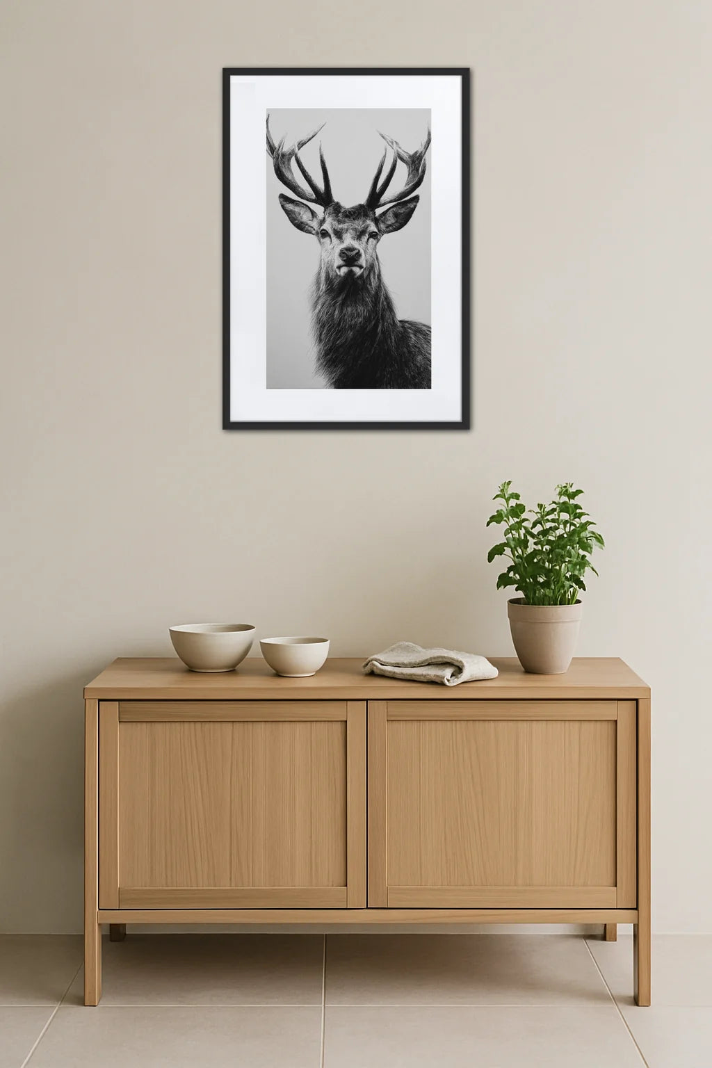 tableau cerf noir et blanc dessiné au crayon dans une décoration scandinave avec meuble en bois clair