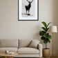 tableau cerf noir et blanc style encre de chine dans un salon avec canapé beige