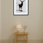 tableau cerf noir et blanc encre de chine au dessus dune petite table en bois