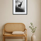 tableau cerf noir et blanc effet estampe dans une décoration avec banc en cannage