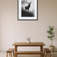 tableau cerf noir et blanc style estampe au dessus dune table en bois avec bancs