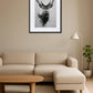 tableau cerf noir et blanc style fusain au dessus dun canapé dangle beige