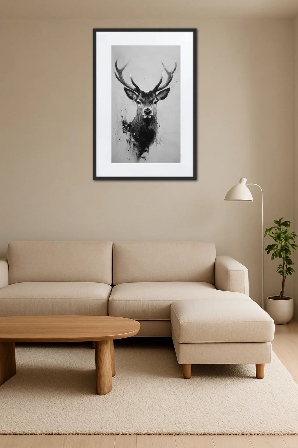 tableau cerf noir et blanc style fusain au dessus dun canapé dangle beige