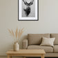 tableau cerf noir et blanc effet fusain dans un salon avec table basse en bois clair