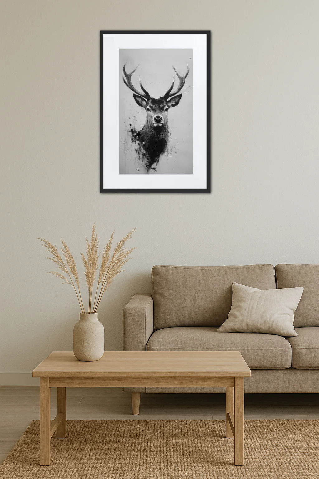 tableau cerf noir et blanc effet fusain dans un salon avec table basse en bois clair