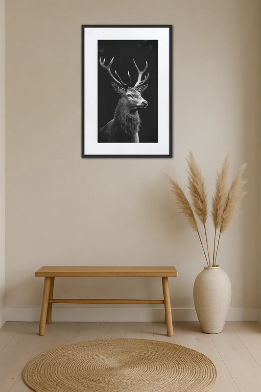 tableau cerf noir et blanc monochrome avec portrait de cerf sur fond noir