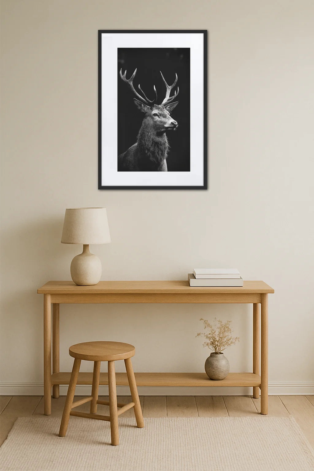 tableau cerf noir et blanc style monochrome dans une décoration minimaliste beige