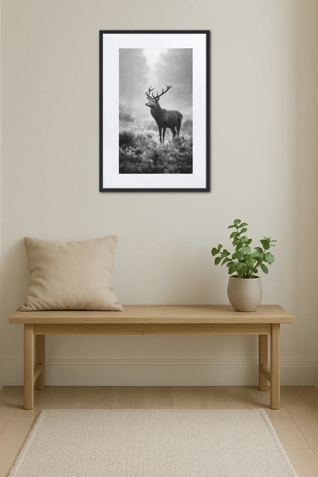 tableau cerf noir et blanc photo avec cerf dans une forêt brumeuse
