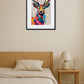 tableau cerf multicolore style pop art dans une chambre minimaliste