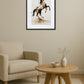 Tableau encre cheval abstrait représentant un cheval cabré avec éclaboussures artistiques au-dessus d’une table basse en bois dans un salon élégant