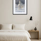 tableau cheval blanc accroché au mur au-dessus d’un lit dans une chambre